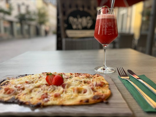 Flammkuchen Schweinfurter Art + Weincocktail für 12,50 €